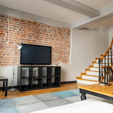 Spacious Fourplex Detached 아파트 *