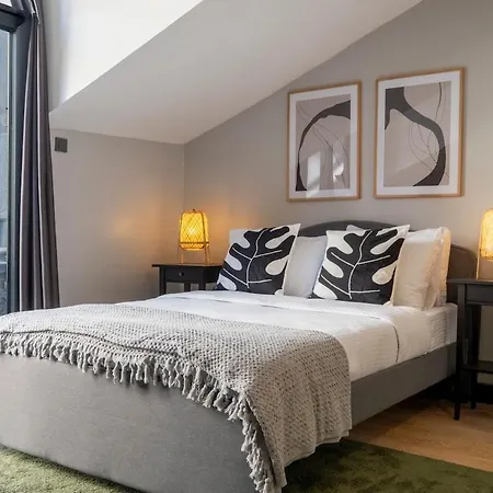Spacious Fourplex Detached 아파트