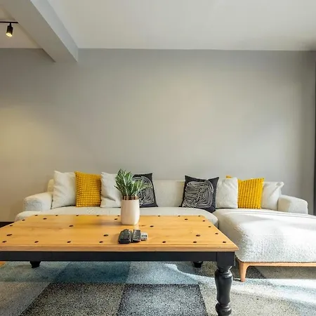 아파트 Spacious Fourplex Detached