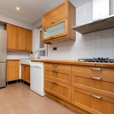 Spacious Fourplex Detached 이스탄불