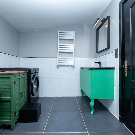 Spacious Fourplex Detached 아파트